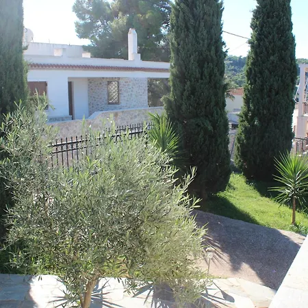 Emeli, Close To Beaches And Downtown