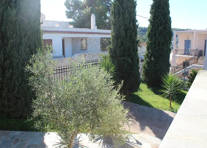 Emeli, Close To Beaches And Downtown